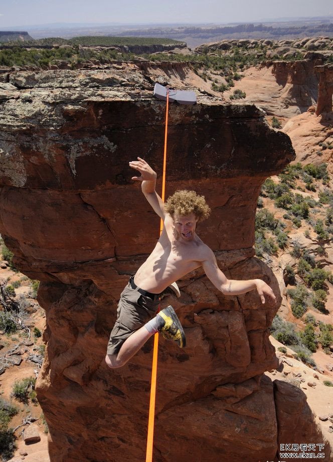 超震撼!零保护!牛人命悬一线高空走钢丝(图