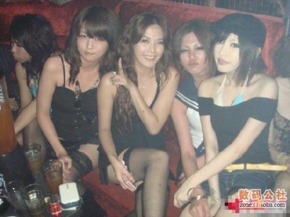 90��Ů����ҹ����������˷ḻ