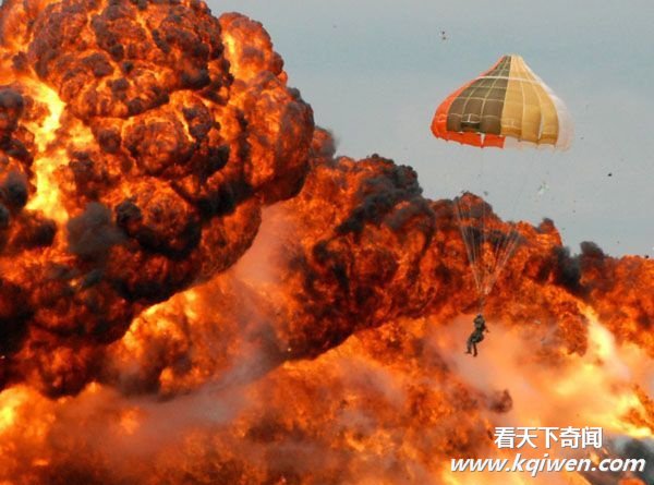 ץ�ļ��ô�F-18ս��׹�ٴ�ը ����Ա��������˲��(��ͼ)