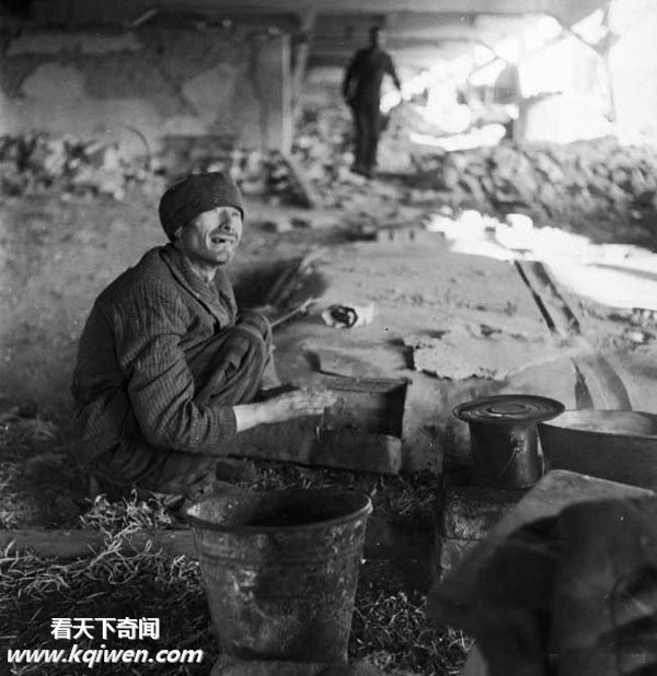 再现纳粹集中营惨状:美军解放后掩埋尸体(组图)